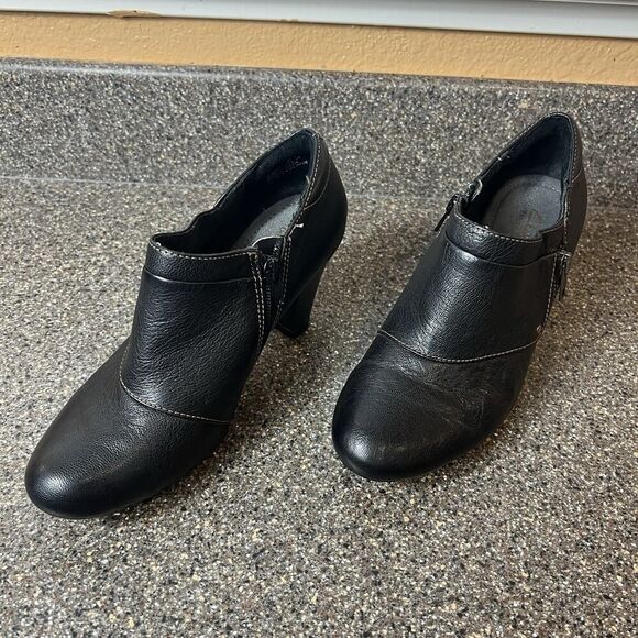 Clarks bendables Womens Size 7M Black Leather Mid Heels Zip On Ankle Bootie Pump - Picture 2 of 12